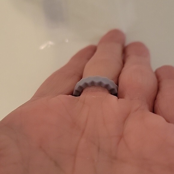 Qalo womens silicone stackable chevron amethyst ring size 6 - Picture 2 of 10